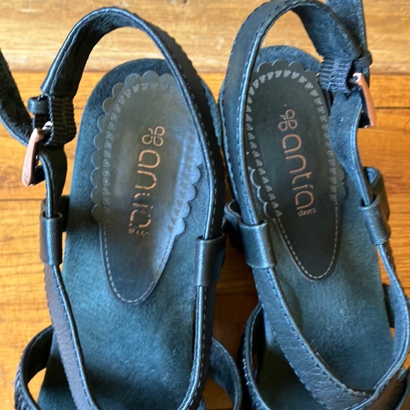 Antía Black Leather Wedge Sandals - Picture 6 of 10